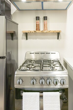 Een koelkast, een microgolfoven, een oven, een kookplaat