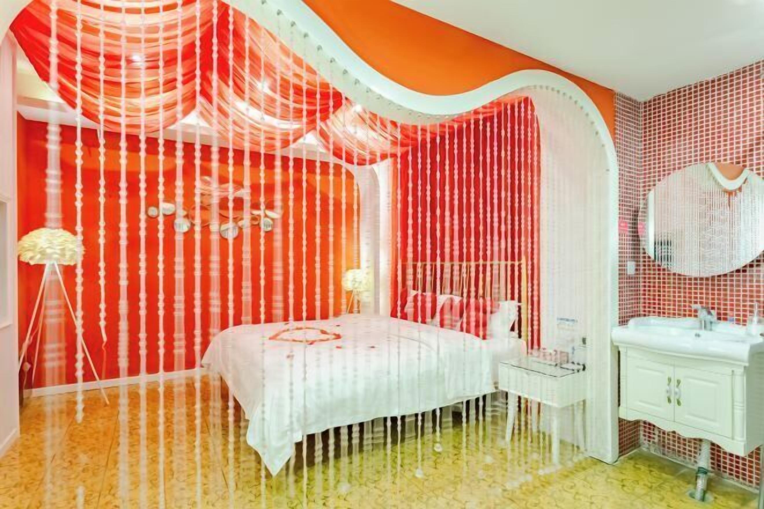 Ein Zimmer mit einem Bett, einem weißen Schminktisch und einem Spiegel.