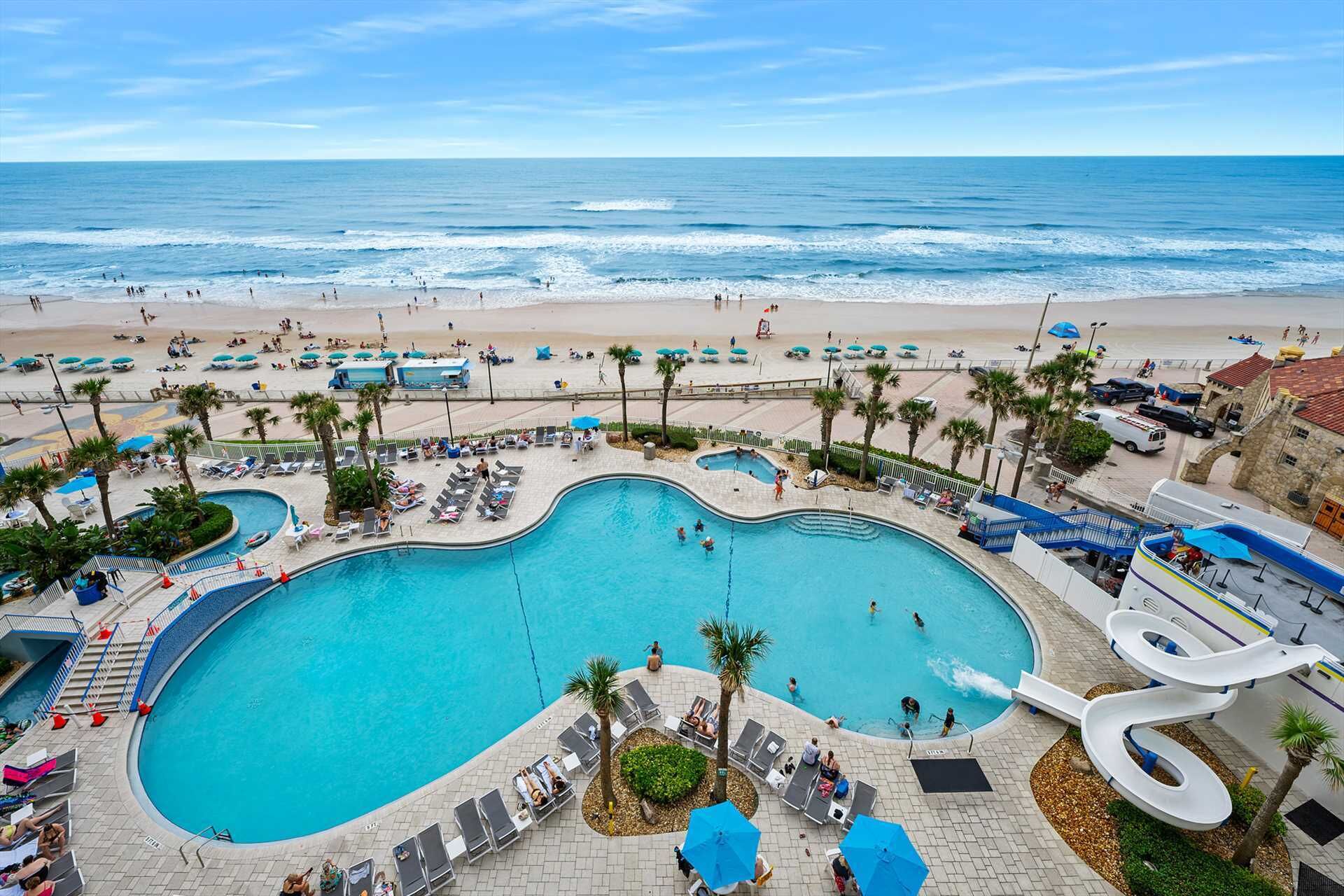 Innendørsbasseng og et oppvarmet basseng