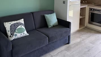 Suite Le Rabelais avec Grande Terrasse, vue Mer | Área de sala de estar | Televisión de 100 cm con canales digitales, oficina y impresora