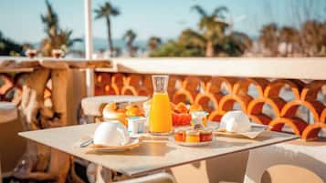 Tägliches Frühstücksbuffet (15 EUR pro Person)