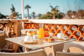 Petit déjeuner buffet (15 EUR par personne)