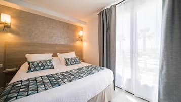 Chambre Double Prestige avec Balcon, vue Mer | Minibar, värdeförvaringsskåp på rummet och skrivbord