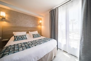 Chambre Double Prestige avec Balcon, vue Mer | Minibar, caja fuerte, escritorio y espacio para trabajar con un portátil