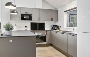 Kylskåp, ugn, spishäll och diskmaskin