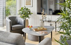 Smart-tv, eldstad och ett bordtennisbord
