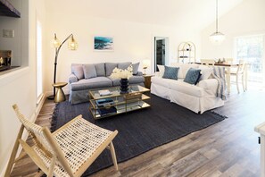 Smart TV, libri, biblioteca musicale, impianto stereo