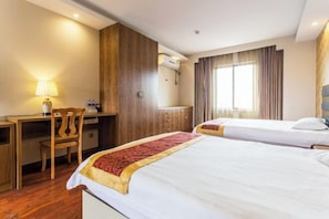 A hotel room with two beds, a desk, a chair, and a window with curtains. - Nantong Jinwuye Leisure Homestay (Nantong)