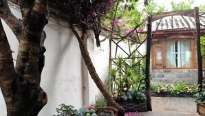 A traditional building with a tiled roof and wooden window frames. - Qiyue Linyin Bieyuan (Lijiang Gucheng Mufu Branch) (Lijiang)