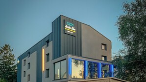 Un edificio moderno con un letrero que dice 'Amber Blue'.
