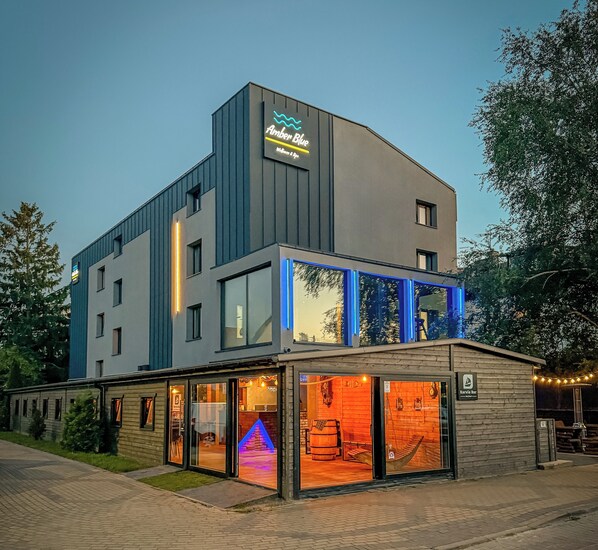Ein modernes Gebäude mit einem Schild, auf dem "Amber Blue" steht.