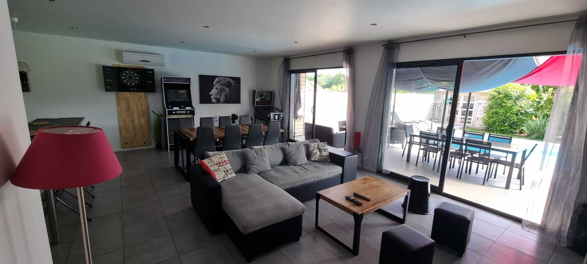 TV connectée, jeux vidéo, table de tennis de table, médiathèque