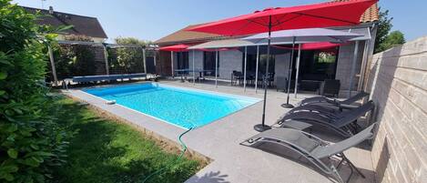 Outdoor pool, a heated pool