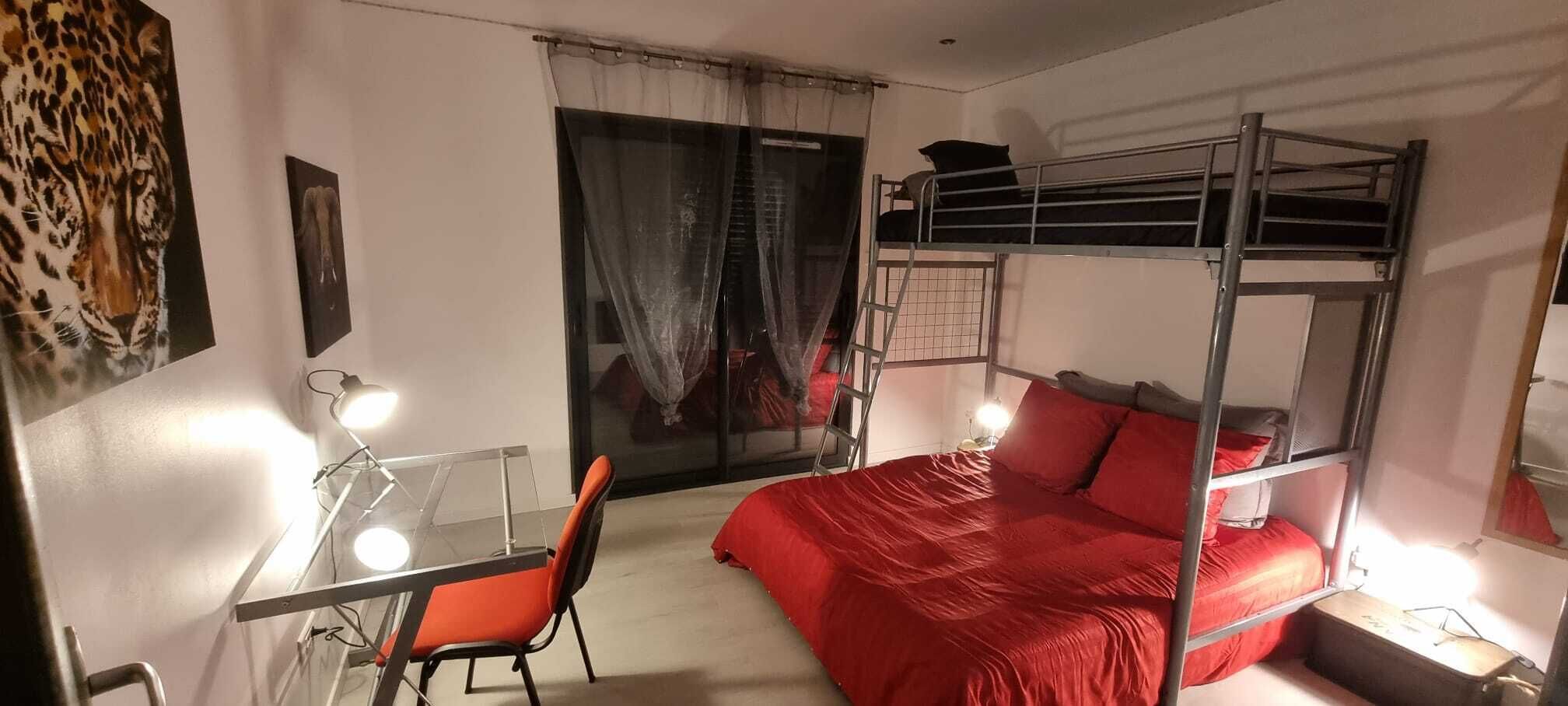 3 chambres, bureau, fer et planche à repasser, lit parapluie