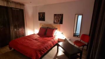 3 habitaciones, escritorio y tabla de planchar con plancha