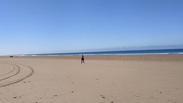 Vlak bij het strand, ligstoelen