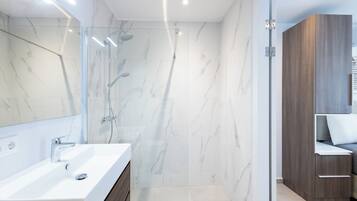 Signature-Apartment | Badezimmer | Haartrockner, Handtücher