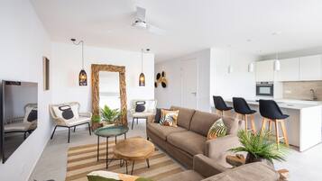 Apartamento Signature | Zona de estar | Una televisión