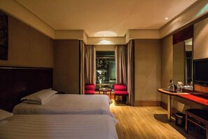 A hotel room with two beds, a desk, a chair, and a TV. - Lafangshe Fashion Hotel (Wenzhou)