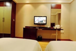 A hotel room with two beds, a TV on a desk, a mirror, and a wooden wardrobe. - Lafangshe Fashion Hotel (Wenzhou)