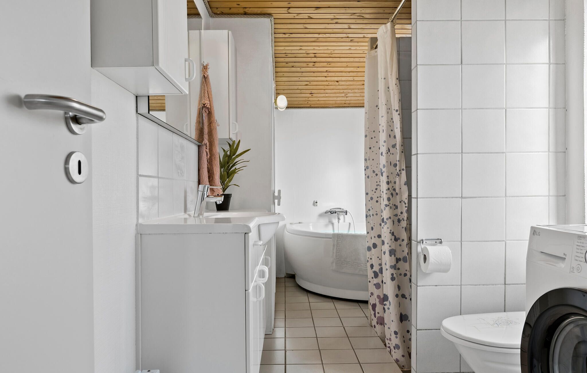 Une salle de bain moderne équipée d’une douche, de toilettes et d’un lavabo.