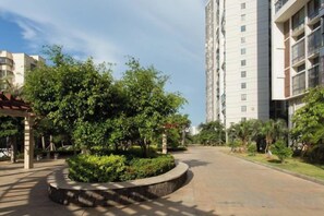 A residential area with a curved pathway, greenery, and high-rise buildings. - Haikou Lin's House Holiday Seaview Homestay (Haikou)