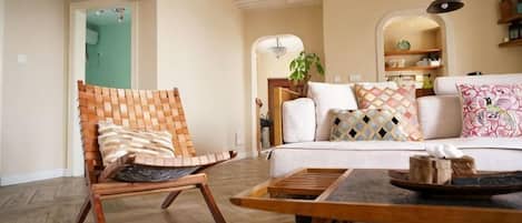 Cribs/infant beds