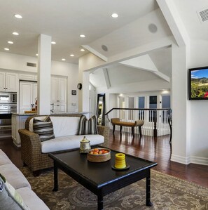 Smart TV, stereo - Luxury Tuscany European elegant rental walk in Village (Newport Beach)