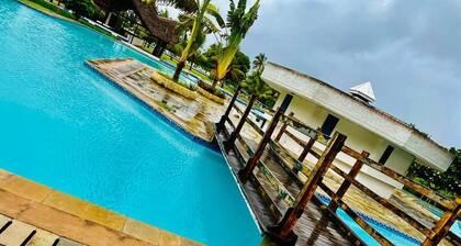 Beach Front Apartment -10 min from the shopping center!