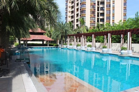 Piscina externa. Lingshui Ocean Heart Hotel (Clear Water Bay)