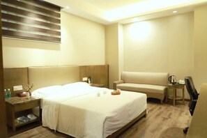 A hotel room with a bed, a chair, a desk, and a nightstand. - Mango City Inn (Moon Lake Park North Metro · Window of the World Mango Pavilion) (Changsha)