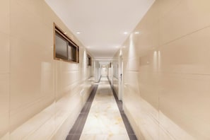 A corridor with a reflective floor and walls, leading to a door at the end. - Feiyu Network Hotel (Huainan Rome Square Store) (Huainan)