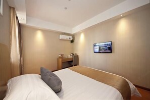 A hotel room with a bed, a desk, a chair, an air conditioning unit, and a television on the wall. - Ruisi Hotel (Wenzhou College East Road Branch) (Wenzhou)