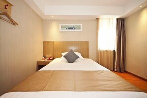 A hotel room with a large bed, a wooden headboard, a nightstand with a lamp, and a window with curtains. - Ruisi Hotel (Wenzhou College East Road Branch) (Wenzhou)