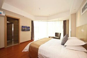 A hotel room with a bed, a television, a chair, and a door. - Ruisi Hotel (Wenzhou College East Road Branch) (Wenzhou)