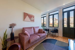 TV - 147 Chic Porto Hideaway: Pool & Garden (Porto)