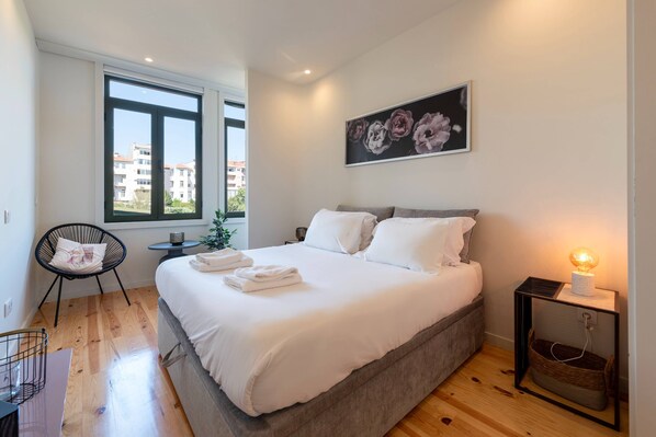 1 dormitorio, tabla de planchar con plancha, Internet y ropa de cama