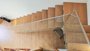 Eine moderne Treppe mit Holzboden und Glastrennwand.