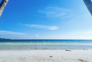 A beach with clear blue water and white sand. - Stay Inn Station 1 Boracay By Reddoorz (Boracay Island)