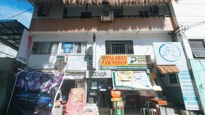 Un edificio con varios negocios, entre ellos una casa de empeño, una imprenta y un banco.