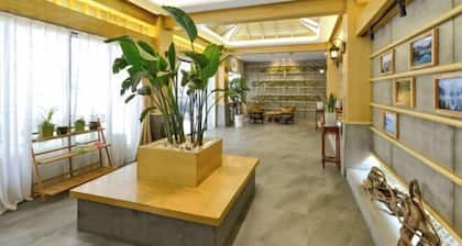 Cloud Hening and Manhua Hotel