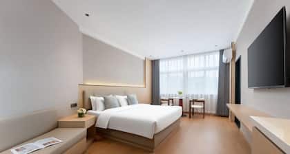 Cloud Hening and Manhua Hotel