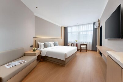 Cloud Hening and Manhua Hotel