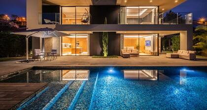 Villa Japandi • Heated Pool • 360º Rooftop Solarium • Bay View • Barbecue • Gym