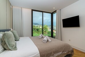 4 habitaciones, escritorio y tabla de planchar con plancha 