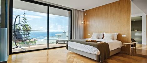 4 habitaciones, escritorio y tabla de planchar con plancha