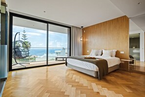 4 bedrooms, desk, iron/ironing board, travel cot