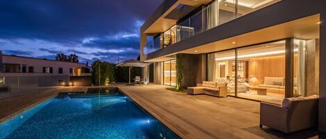 Et oppvarmet basseng