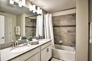 Douche, séchoir à cheveux, serviettes fournies, shampooing