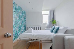 1 bedroom, iron/ironing board, Internet, bed sheets - Scandi Style Maisonette with Garden, Shoreditch (London)